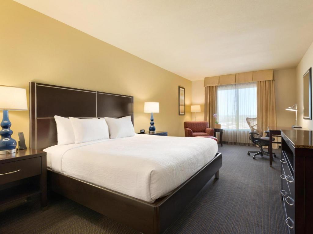 1 BEDROOM, SUITE, KING BED, SOFA, JETTED TUB