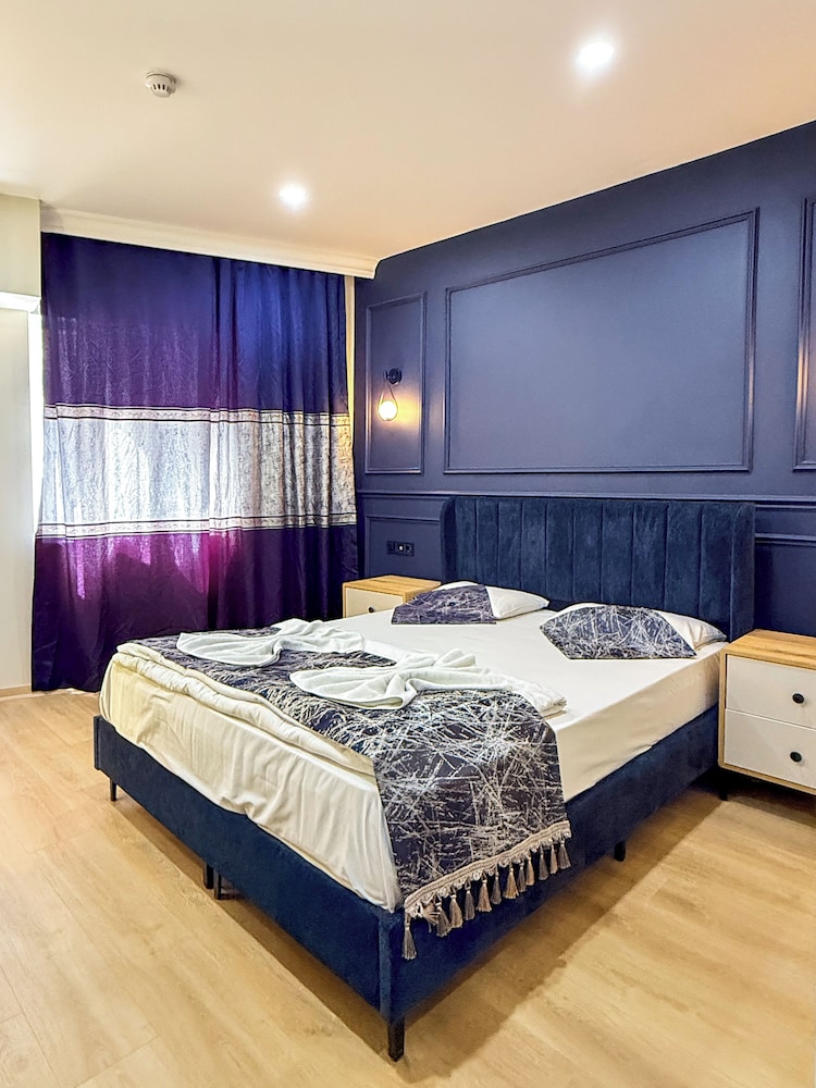 The Reina Hotel 20/70