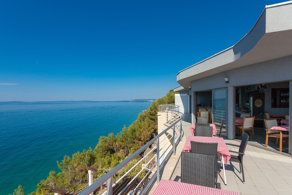 Ark Beach Hotel 42/50