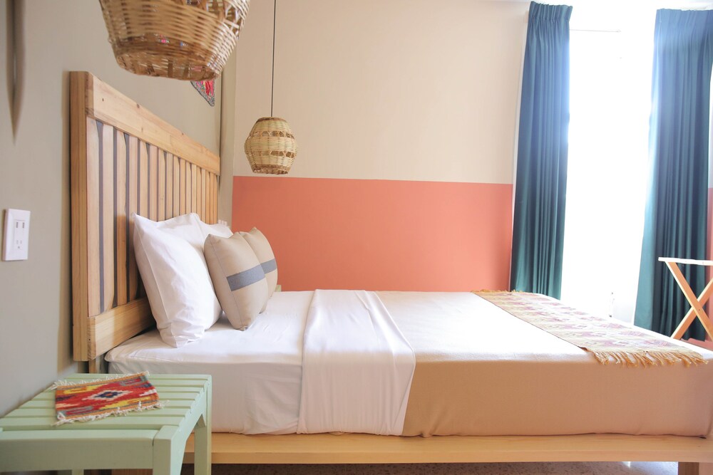 STANDARD, QUEEN BED, PRIVATE BATHROOM