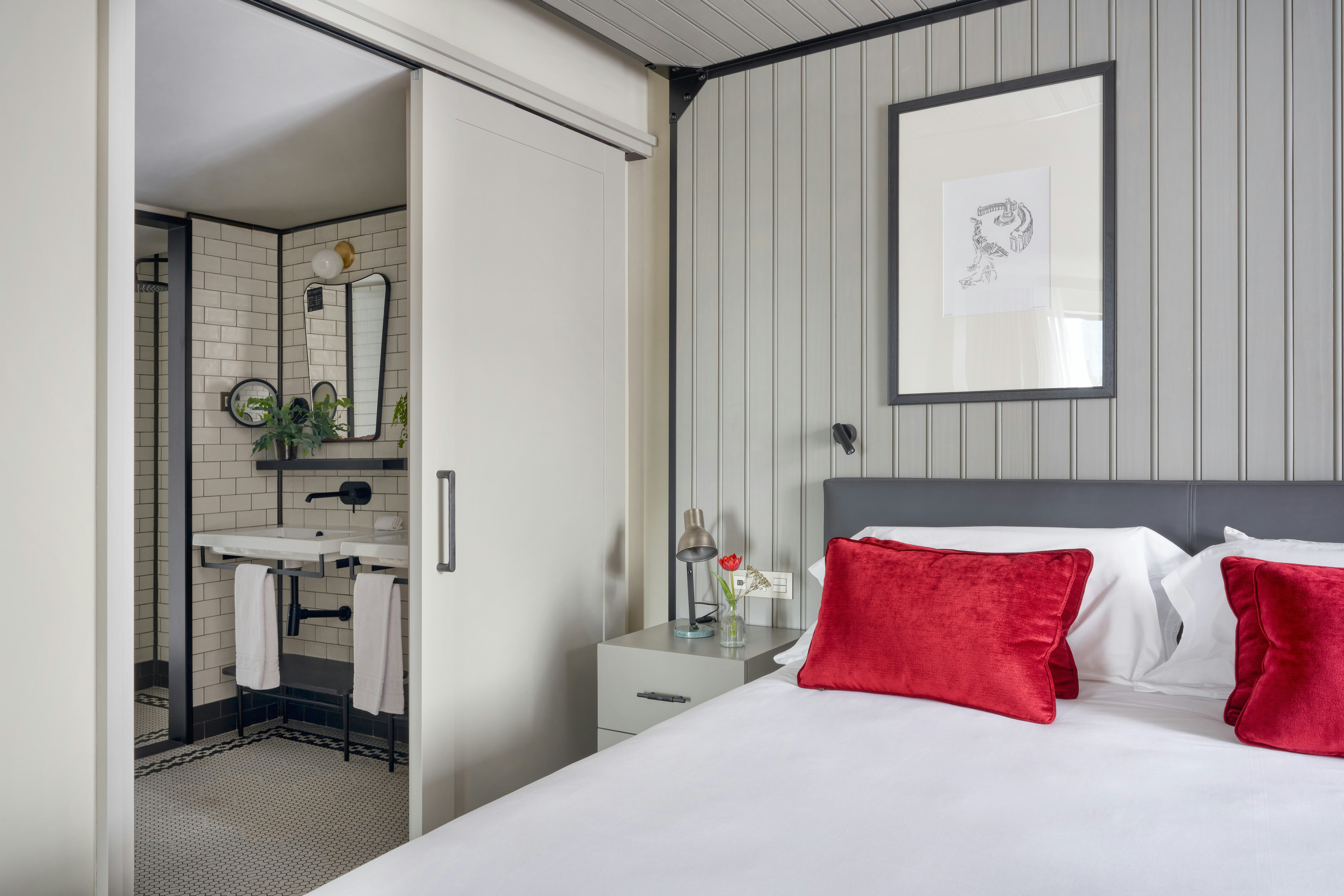 ROOM, KING BED, CITY VIEW