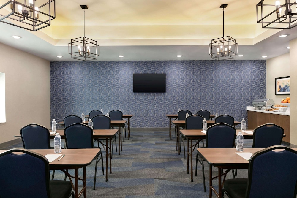 La Quinta Inn and Suites by Wyndham College Station North 30/32
