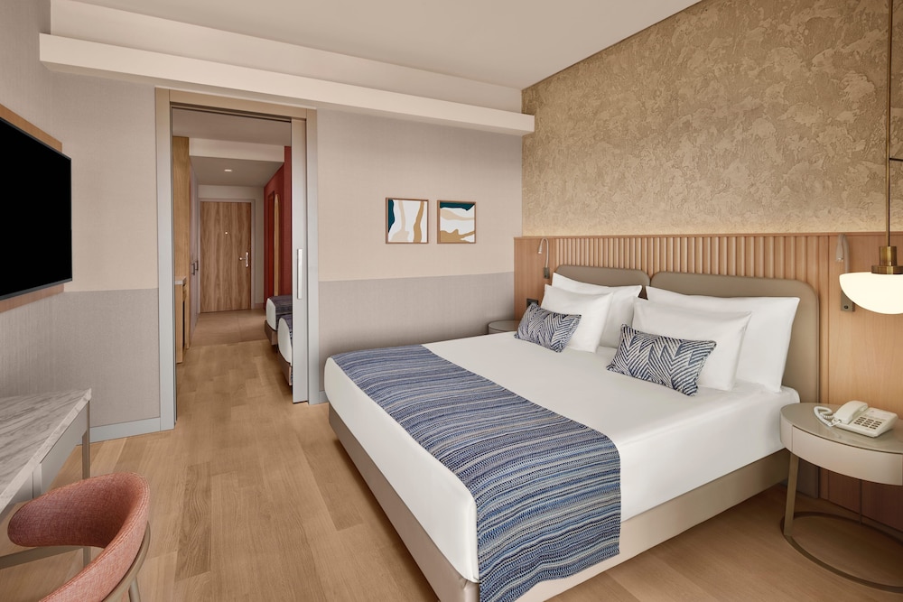 Family, 1 King and 1 Single Beds, Sea View