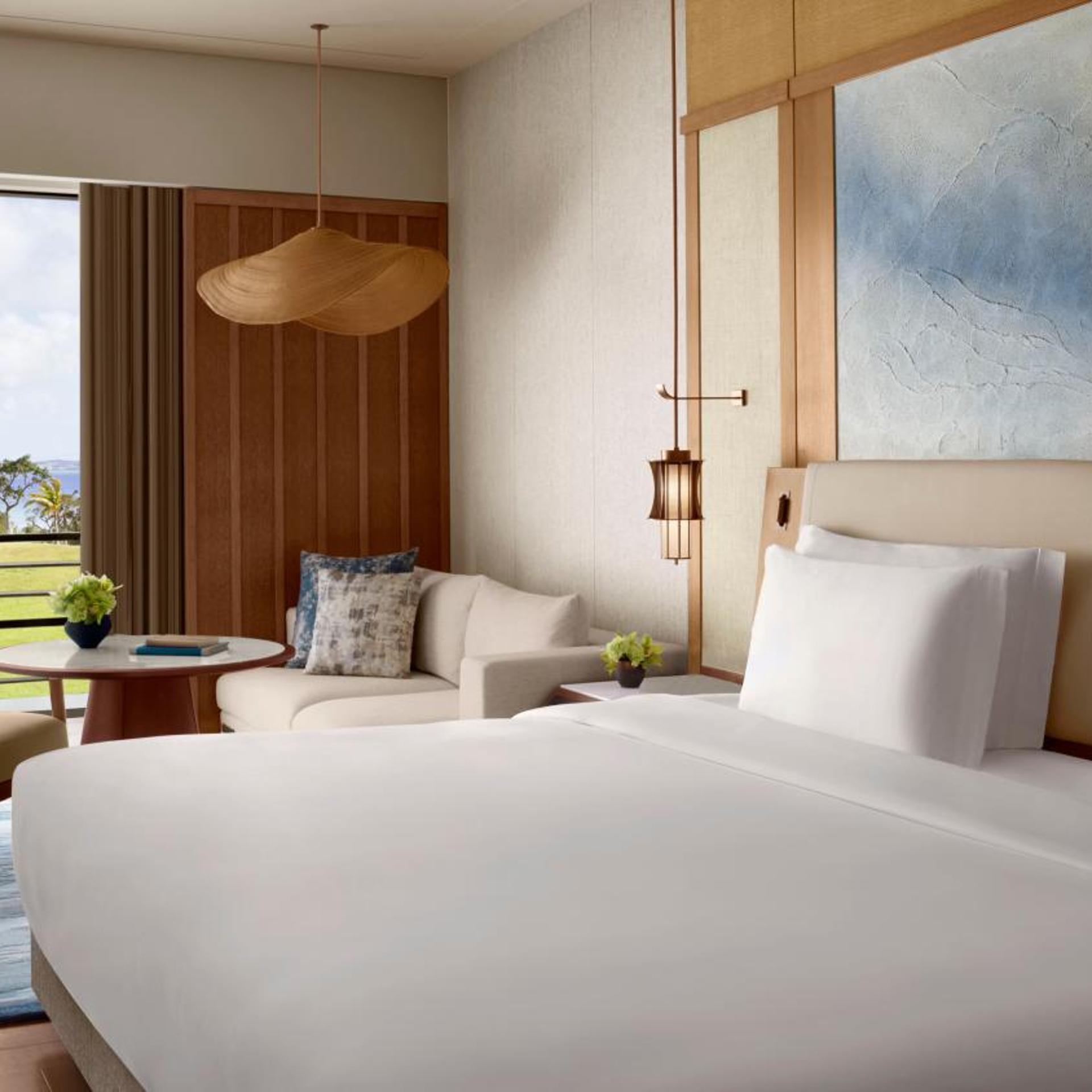 Deluxe, King Bed, Partial Ocean View, Balcony