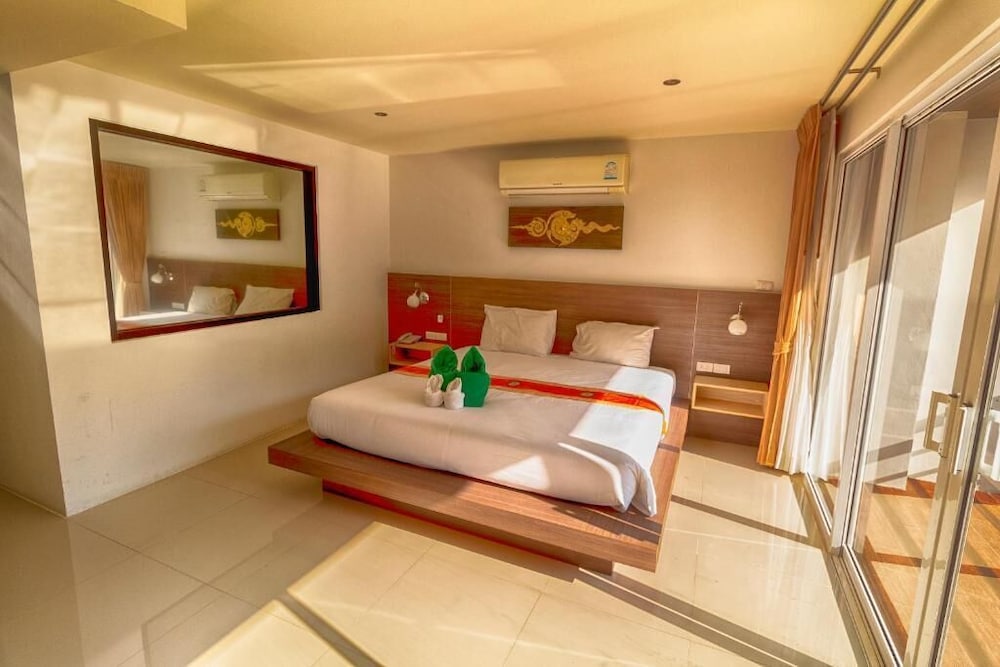 غرفة ديلوكس بسرير كينج بإطلالة على المسبح بغرفة نوم واحدة، Oceanview Treasure Hotel & Residence 3/7