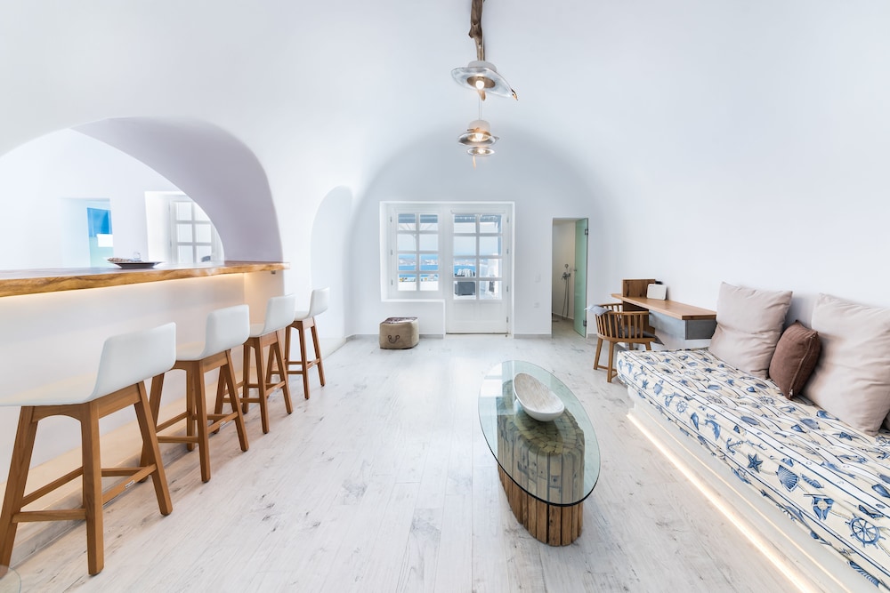 Hyperion Oia Suites 24/45