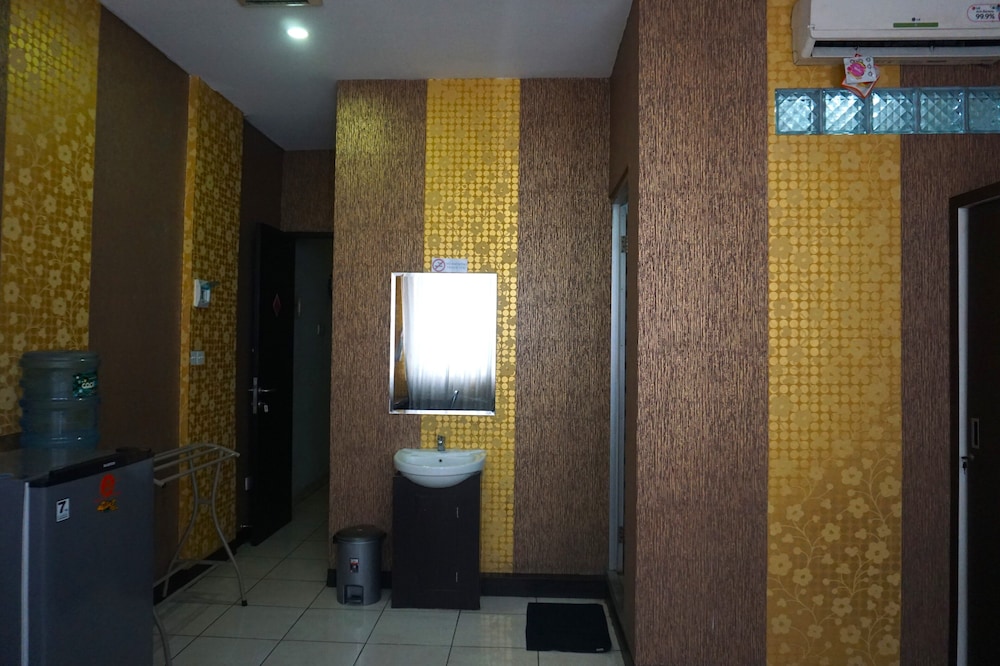 OYO 3952 Hotel C 18 Cibaduyut 12/25
