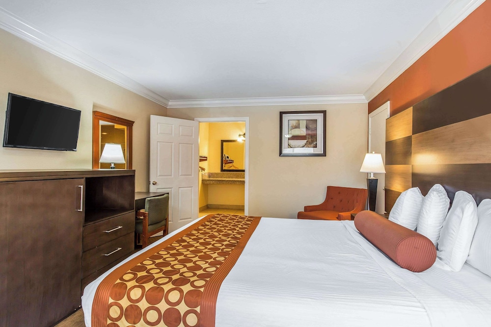 Rodeway Inn & Suites Canyon Lake Menifee West 37/62