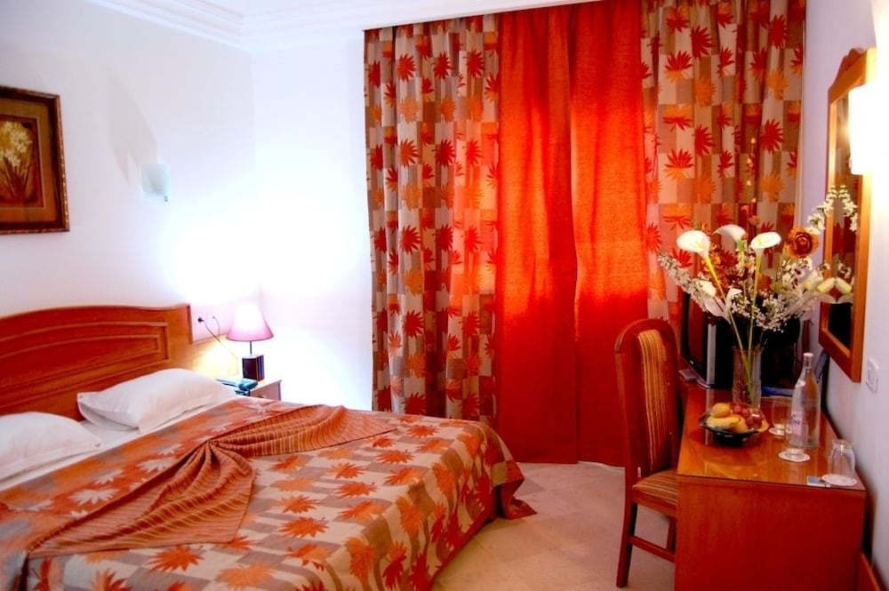 ROOM, DOUBLE OR TWIN BED
