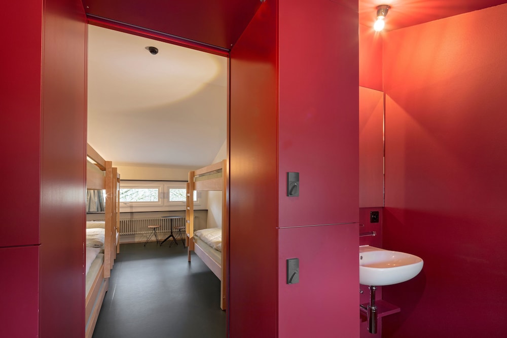 MIXED DORM, 6 BEDS, SHARED BATHROOM