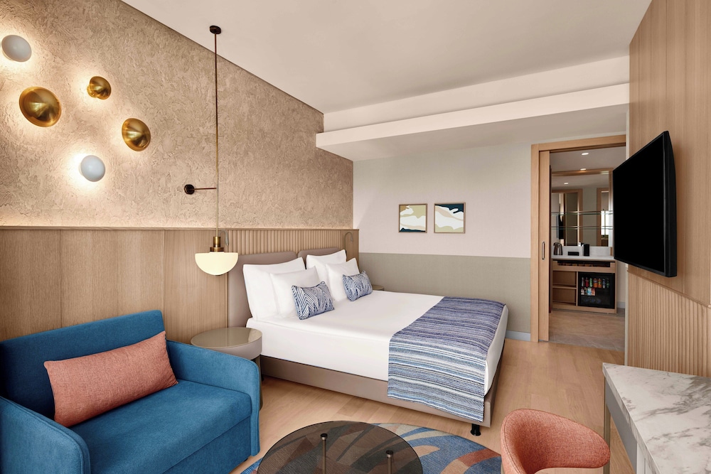 Superior, Family, 1 King and 1 Single Beds, Sea View
