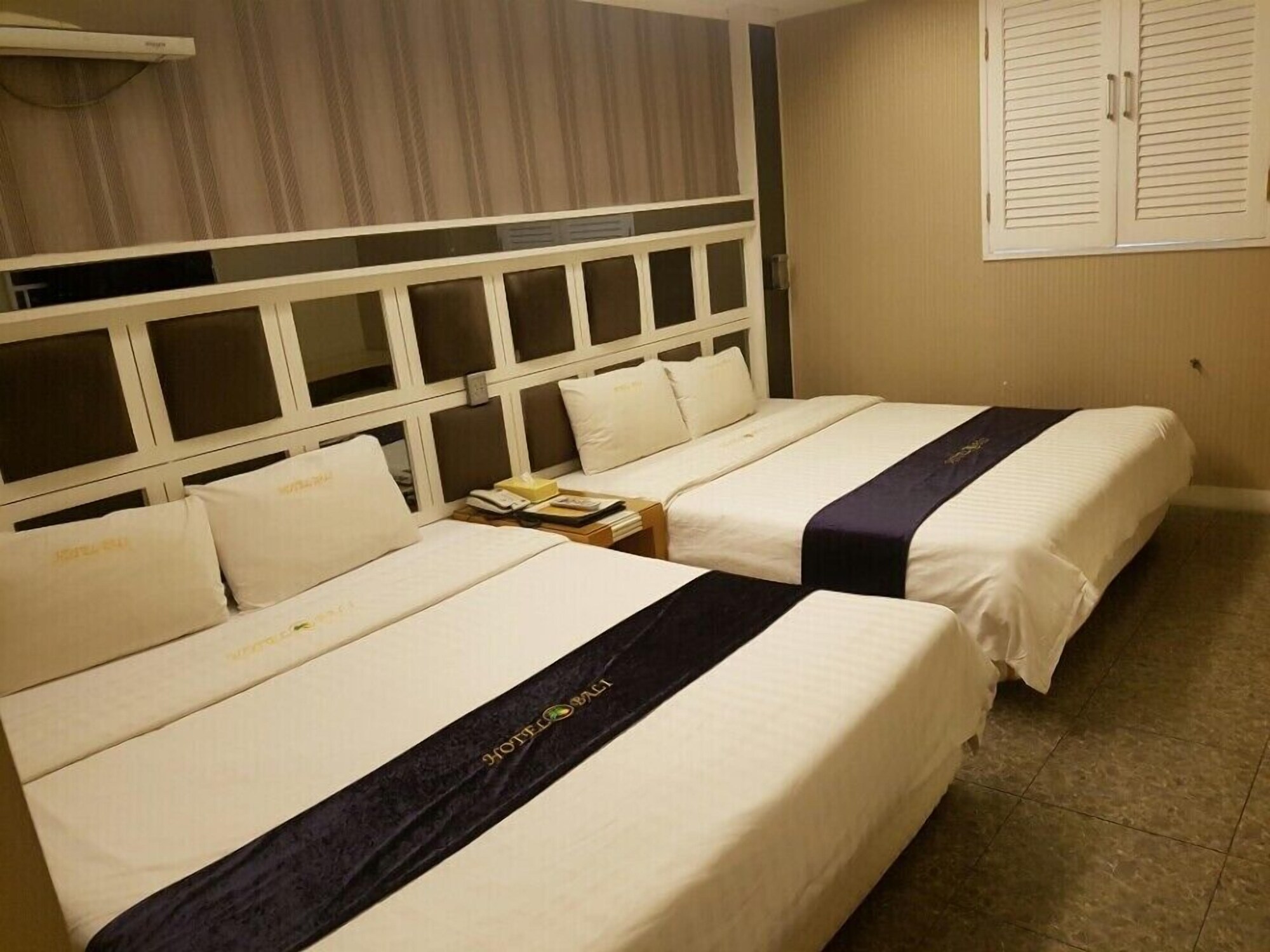 ROOM, TWIN BEDS