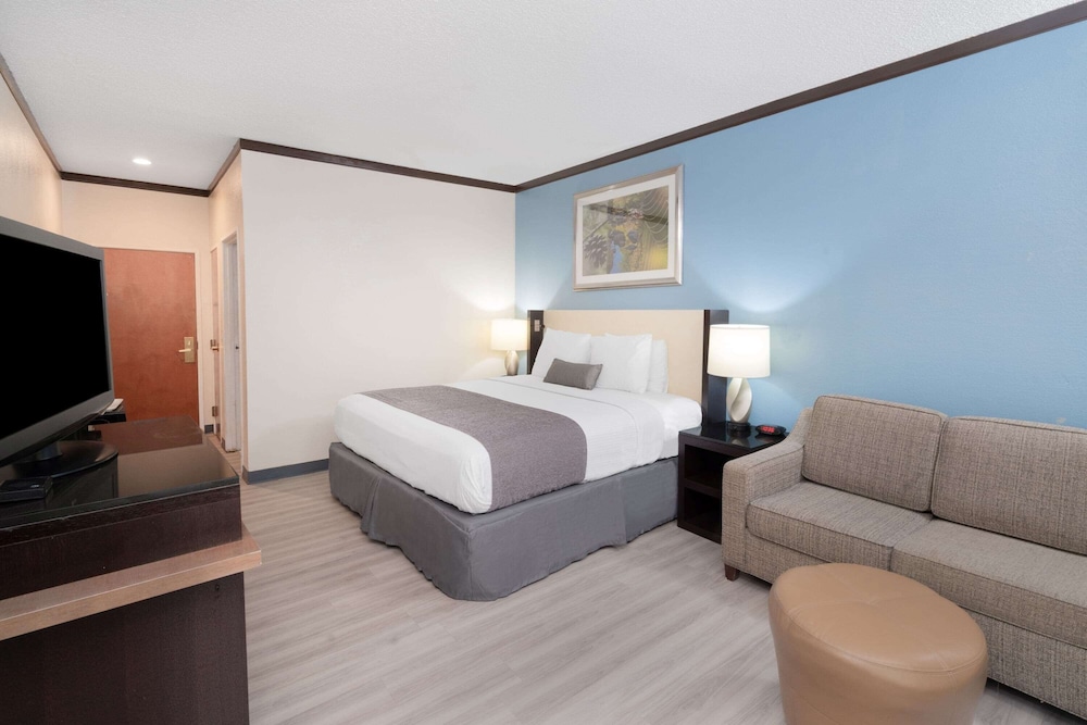 Red Roof Inn & Suites Hinesville 13/37