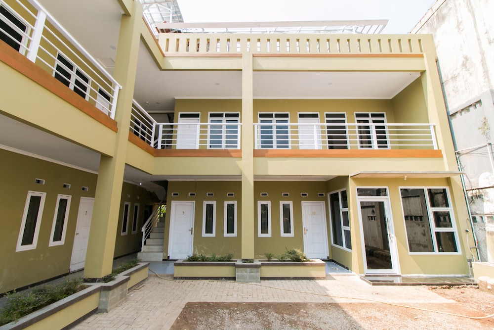 OYO 1078 Fakhira Residence 9/31