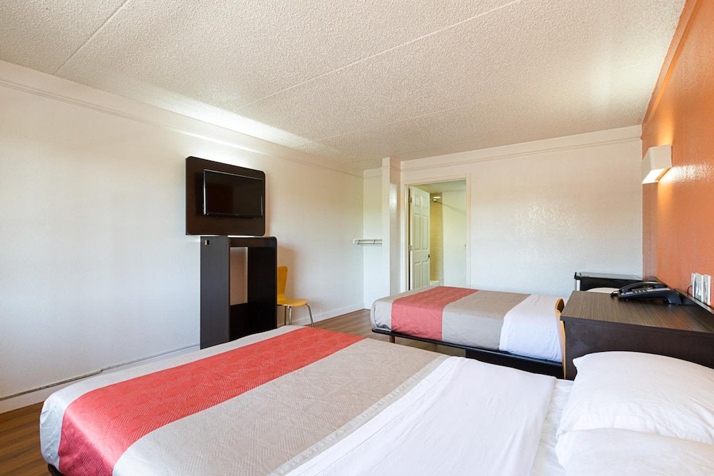 Motel6 Dallas, TX - Market Center 12/45