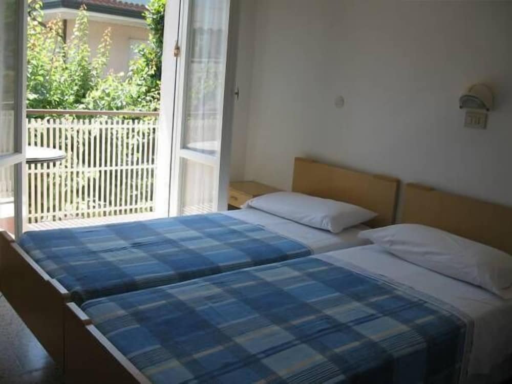 ROOM, DOUBLE OR TWIN BED