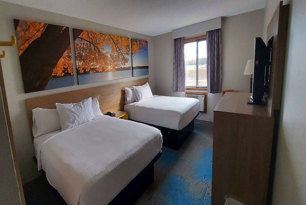 Room, 2 Queen Beds, Pet Friendly, Days Inn by Wyndham Willmar 5/9