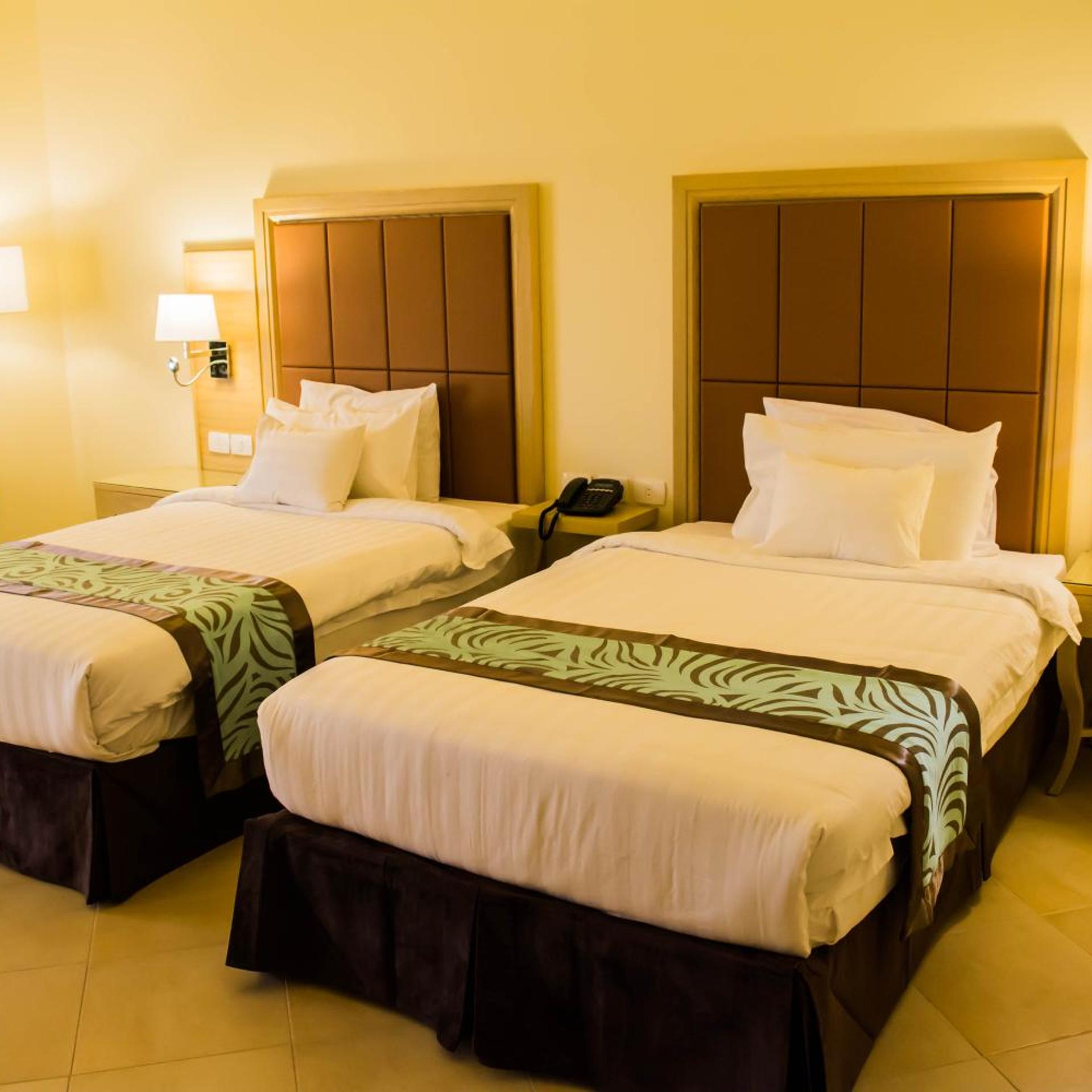 غرفة بسريرين منفصلين بإطلالة على البحر، TOLIP TABA RESORT AND SPA 2/5