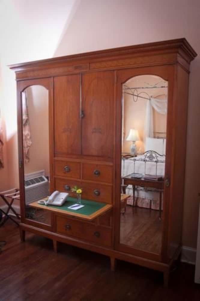 1842 Inn 43/74