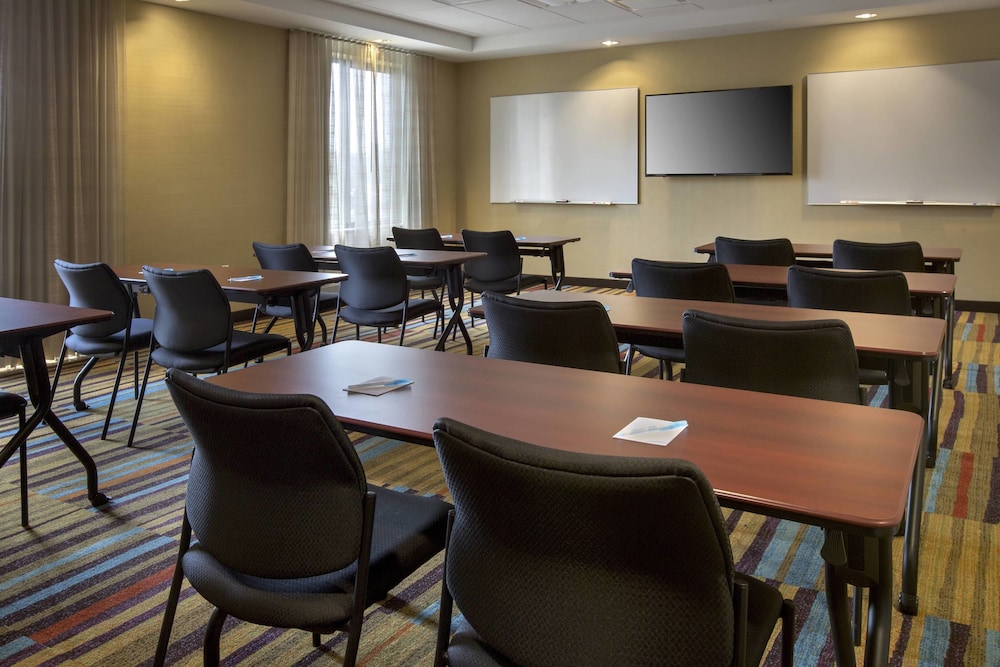 Fairfield Inn And Suites Syracuse Carrier Circle 37/39