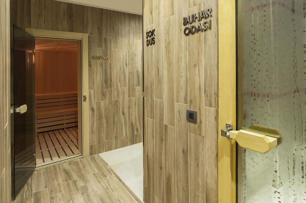 LAMEC HOTEL BUSINESS 19/32