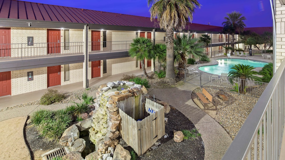 Best Western Near Lackland Afb/Seaworld 10/41