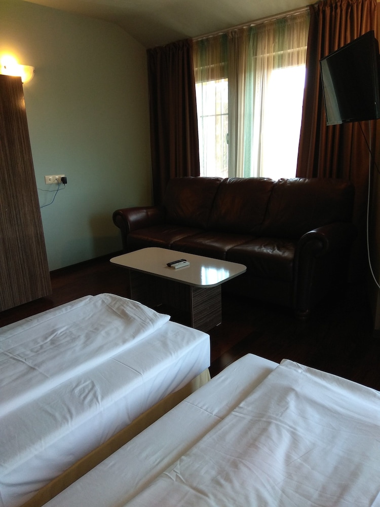 Roots Hotel And Wine Bar 26/70