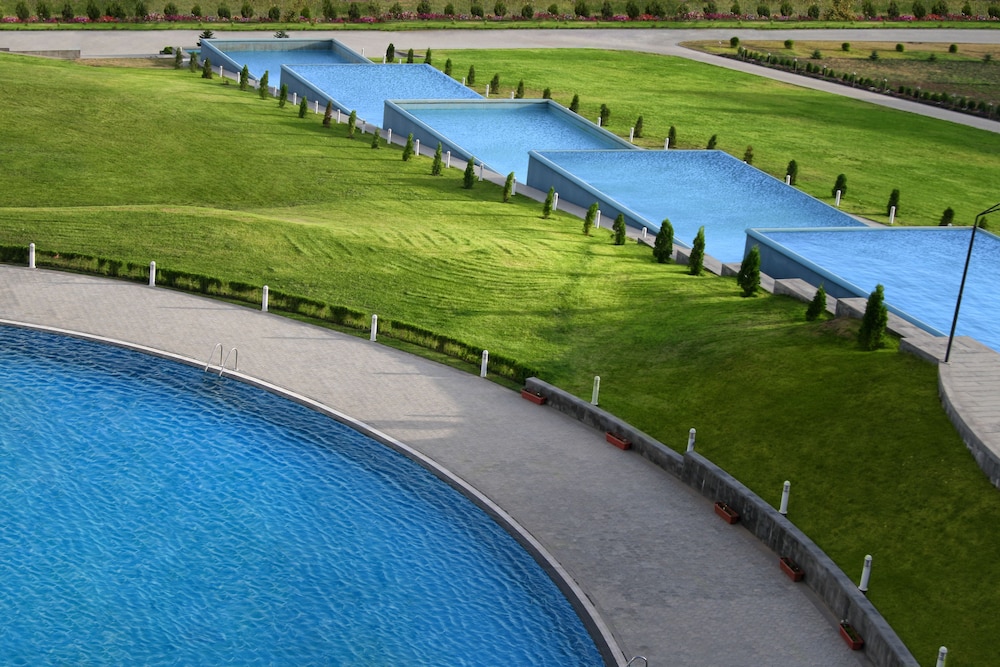 Latar Hotel Complex 38/67