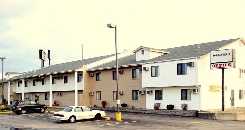 Luxury Inn &amp; Suites 24/26