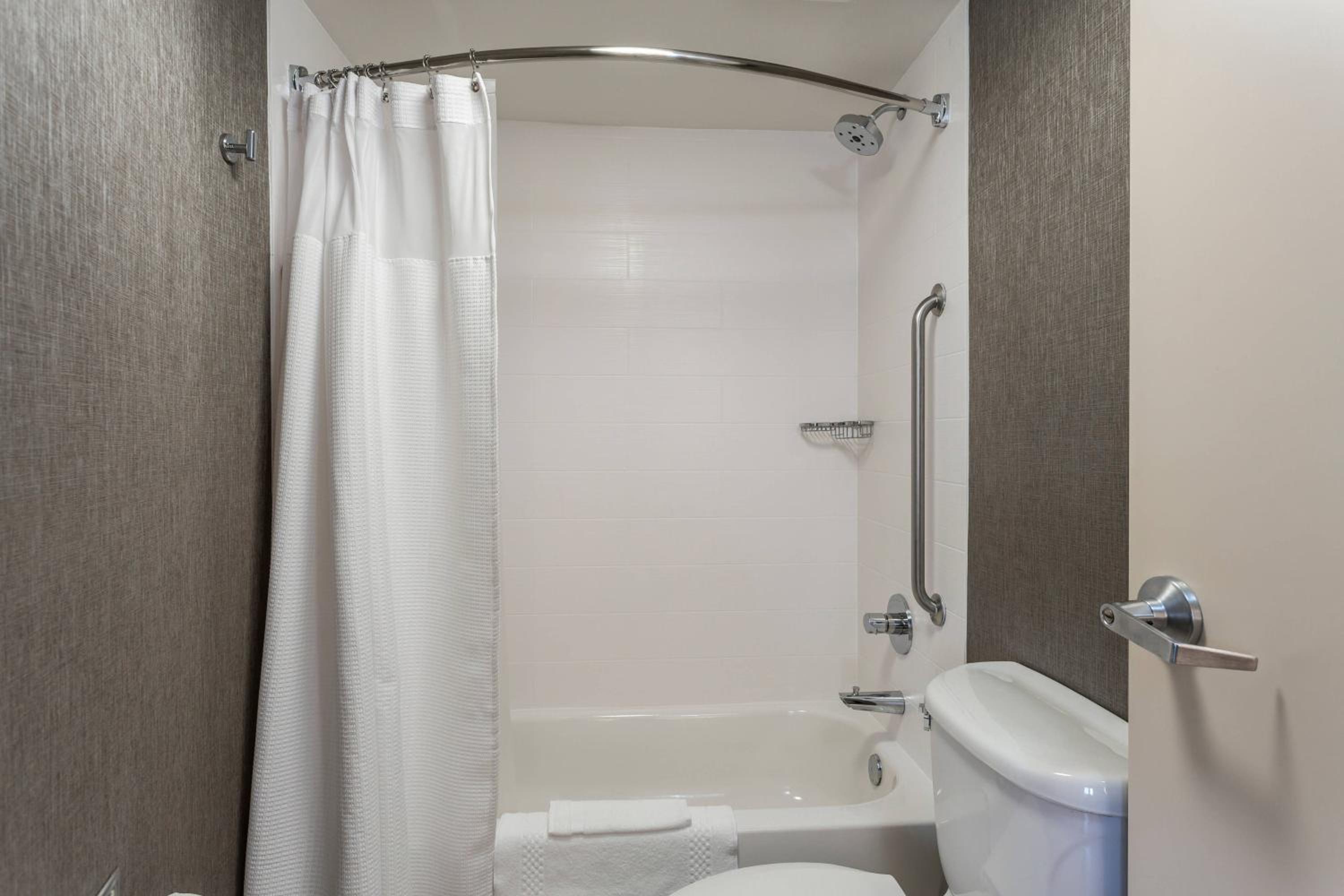 جناح بسرير مزدوج مع أريكة لذوي الإعاقة، SpringHill Suites Austin The Domain Area 6/8