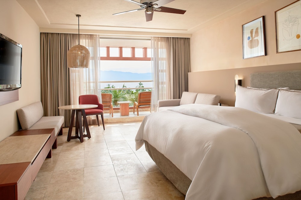 JUNIOR SUITE, KING BED, PARTIAL OCEAN VIEW, SOFA