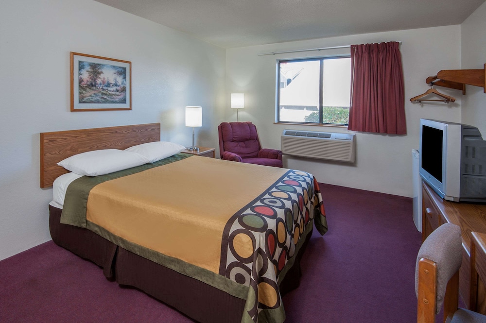 Super 8 by Wyndham Salmon Arm 14/35