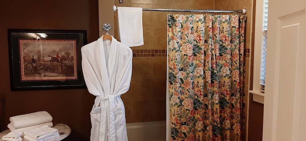 The Summit Debary Inn 24/44