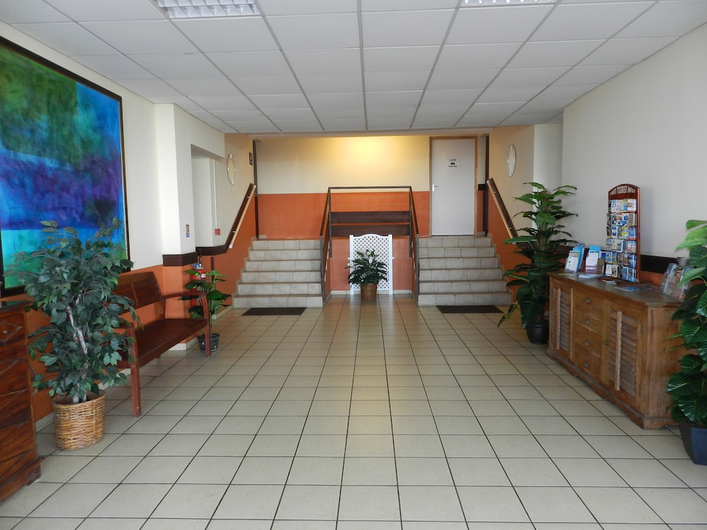 Tahiti Airport Motel 48/64