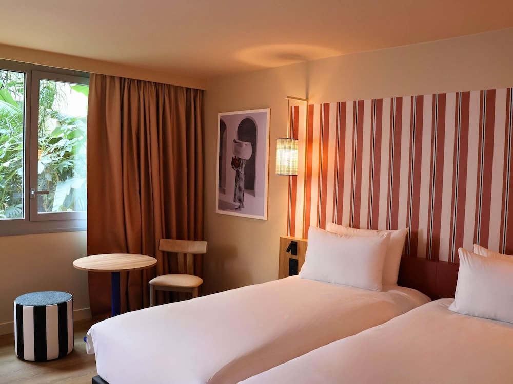 CLASSIC, TWIN BEDS, PATIO VIEW
