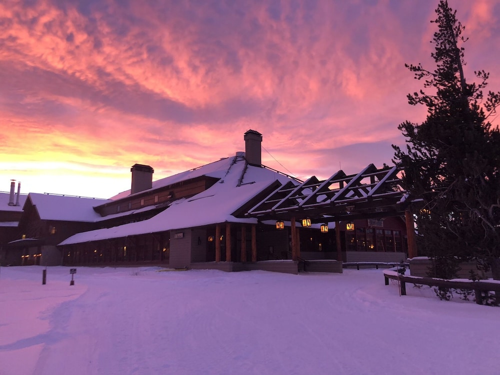 Old Faithful Snow Lodge & Cabins in YELLOWSTONE - WY