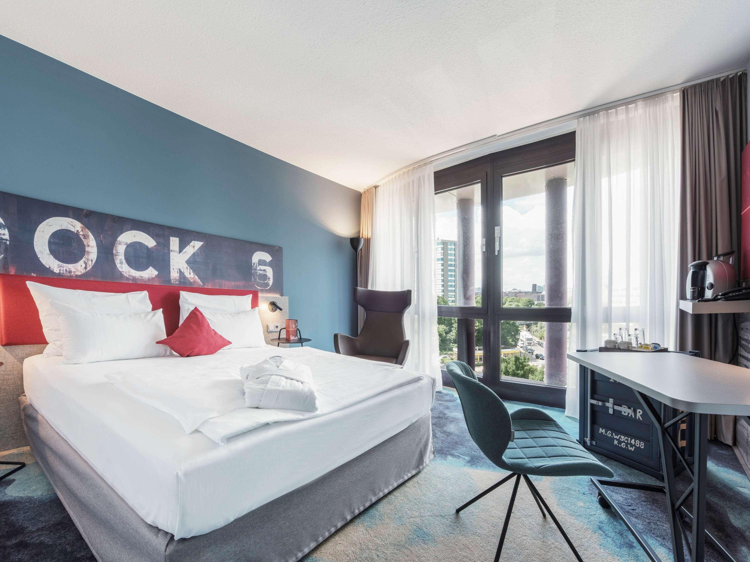 SUPERIOR, QUEEN BED