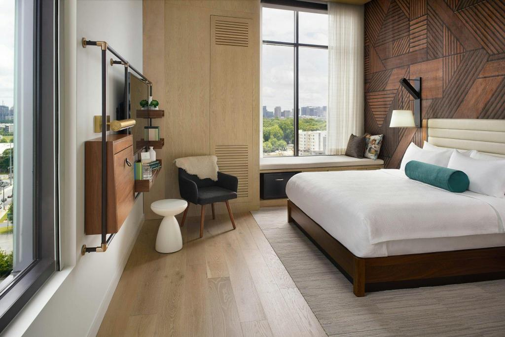 Guest Room, Deluxe, King Bed, Skyline View, Corner