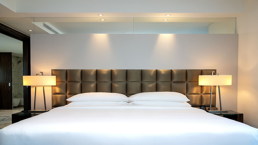 TOWER, SUITE, KING BED, TOWER VIEW, HIGH FLOOR