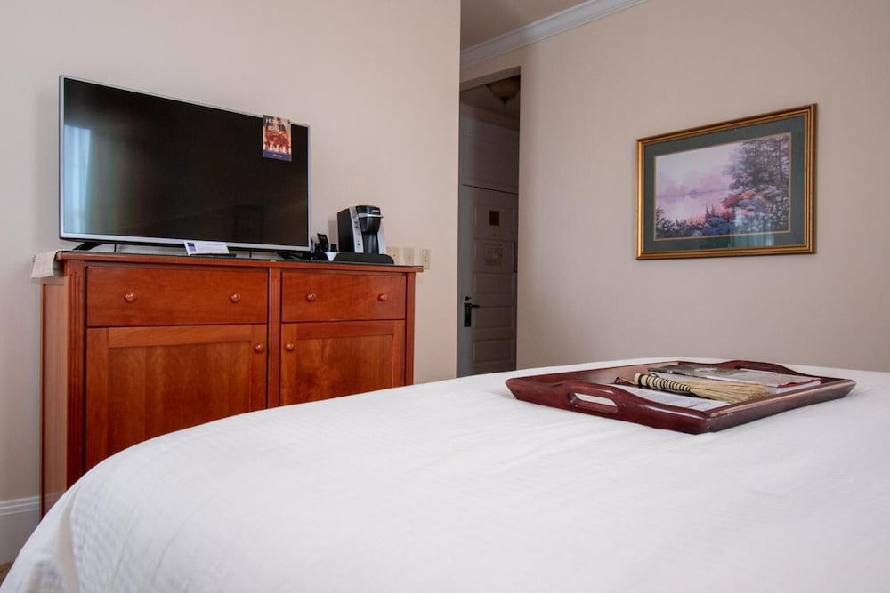Historic Boone Tavern Hotel and Restaurant 7/69
