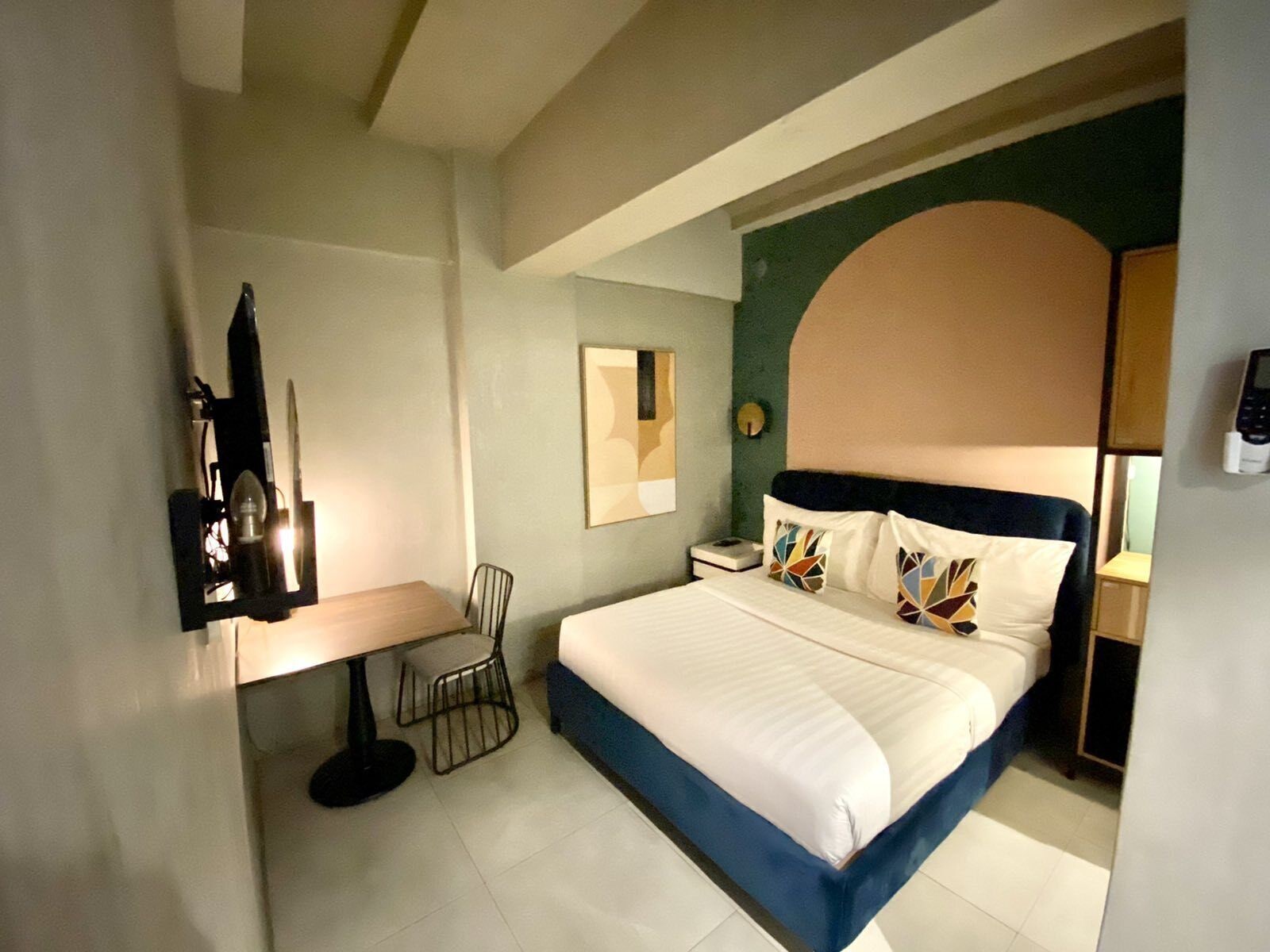 SUPERIOR, QUEEN BED