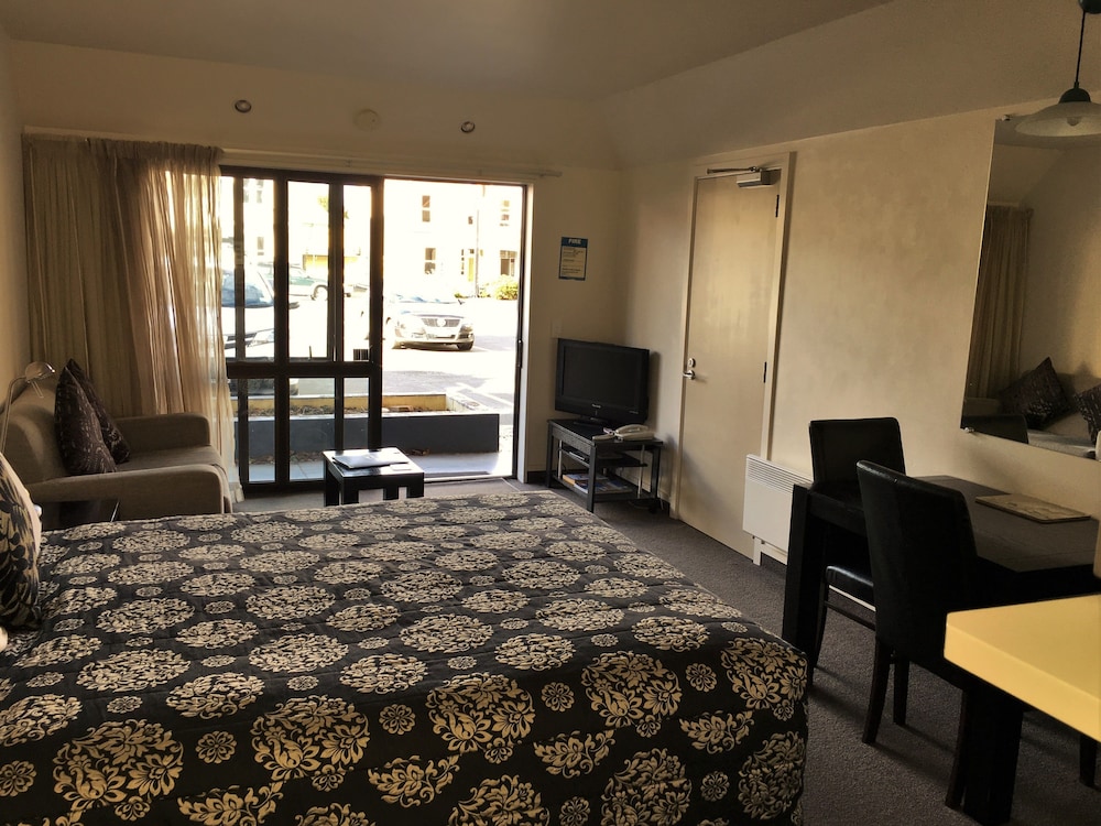 Cable Court Motel 33/37