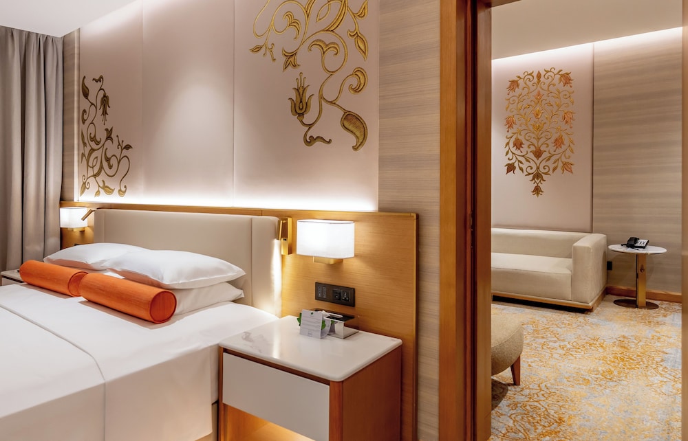 VIP, DELUXE, SUITE, KING BED, PARTIAL KAABA VIEW, LIVING AREA, LOUNGE ACCESS