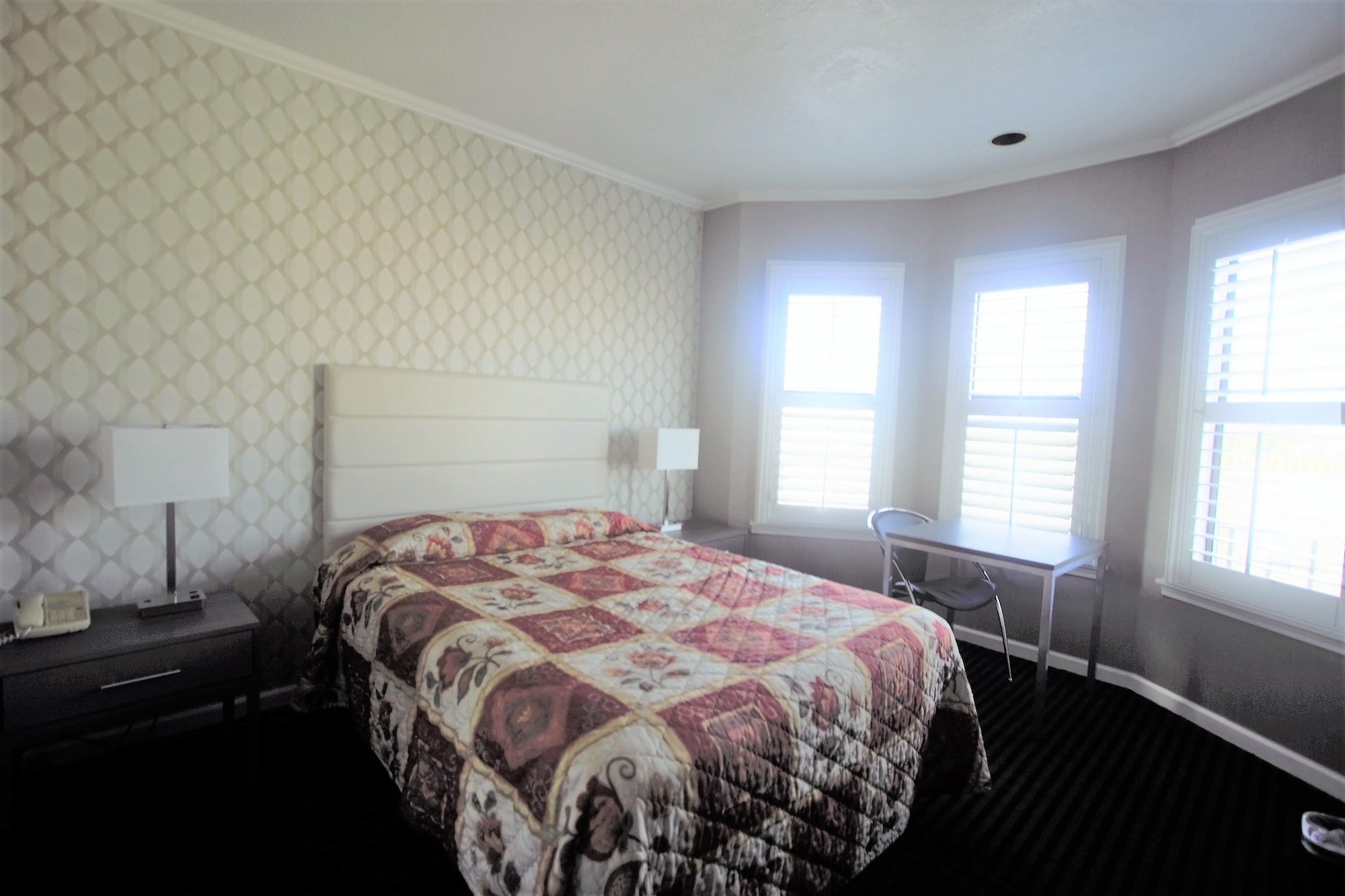 STANDARD, QUEEN BED
