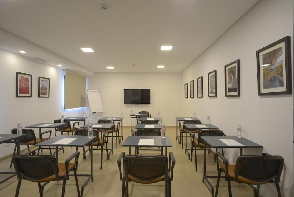 Maia Hotel Suites 39/44