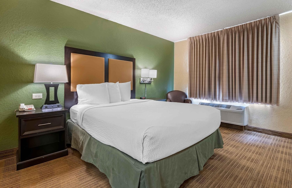 Studio, Queen Bed, Accessible