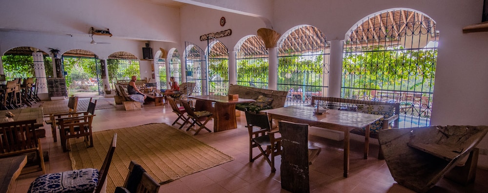 DISTANT RELATIVES ECOLODGE & BACKPACKERS 24/50