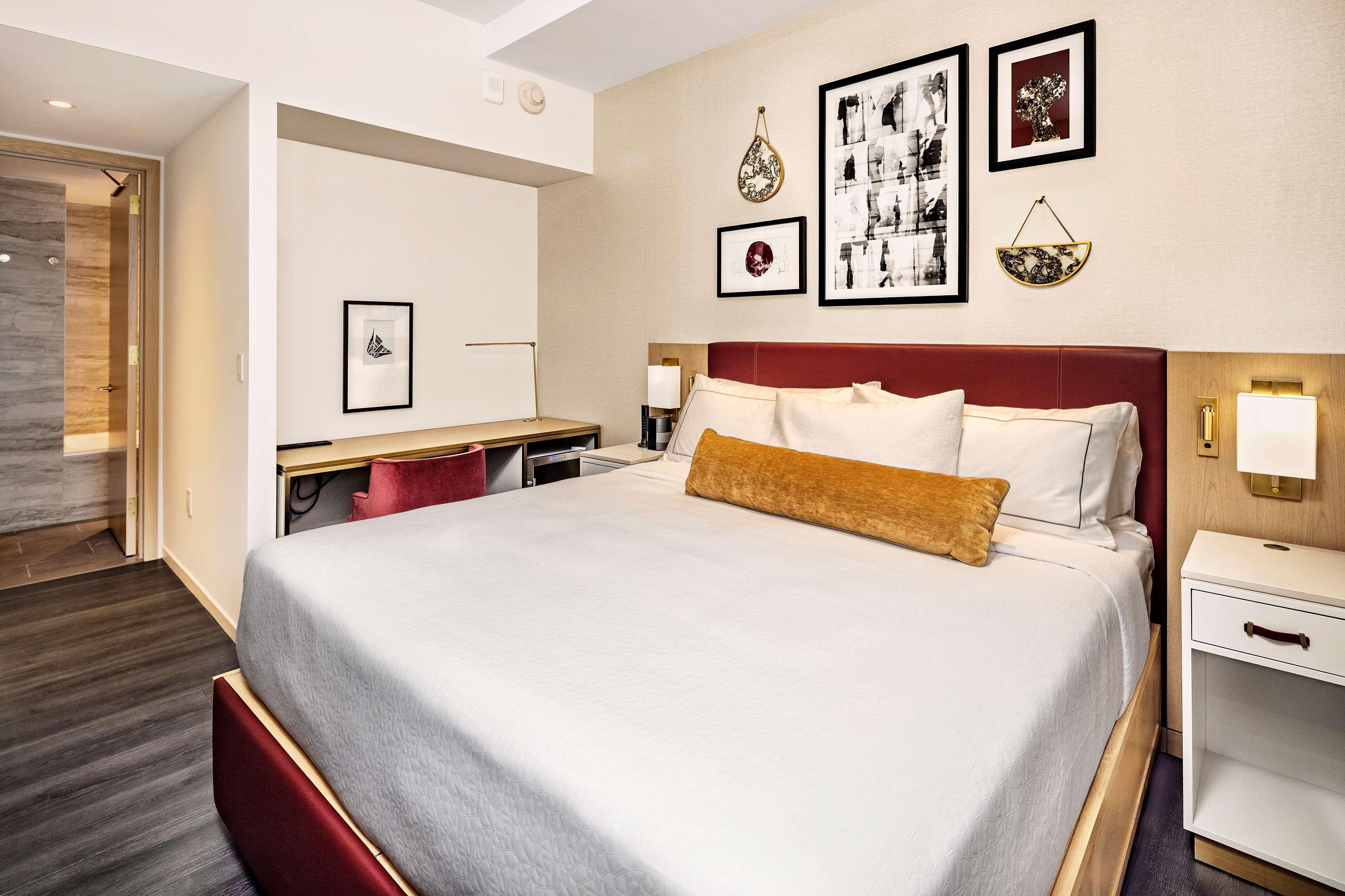 1 BEDROOM, SUITE, KING BED, SOFA
