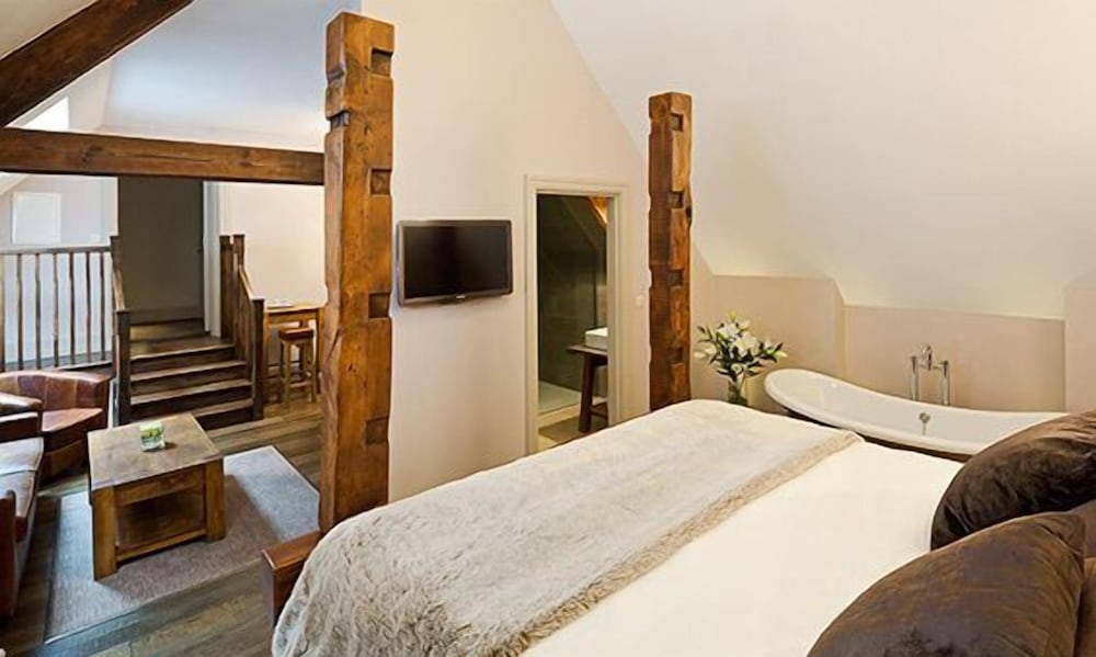 SUITE, SINGLE, KING BED, SOFA