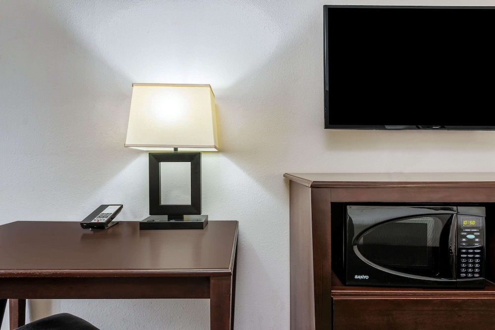La Quinta Inn & Suites by Wyndham Orange 20/56